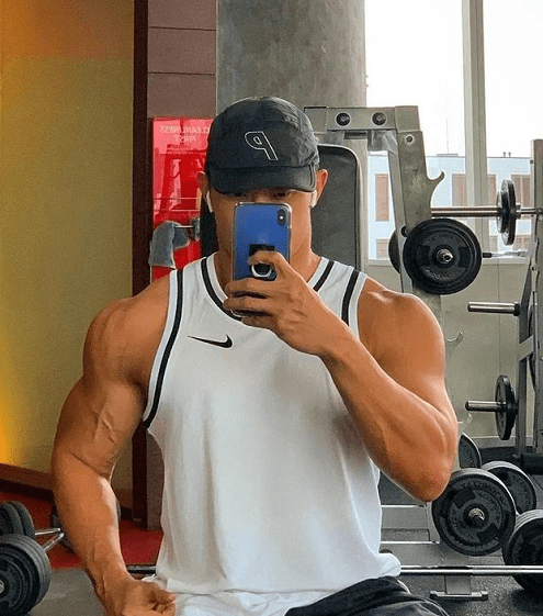 原创泰国最帅和尚堪比释明心剃度4年后成型男教练无数女粉丝爱慕