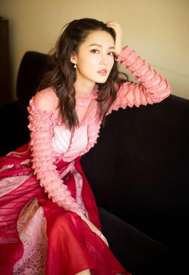 李沁穿粉色拼接款连衣裙搭绑带高跟鞋出席活动尽显女人魅力