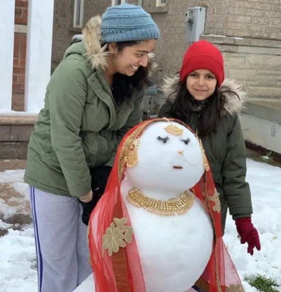 印度姑娘首次见到雪，堆了个雪人让人忍俊不禁，有个亮点叫人大赞