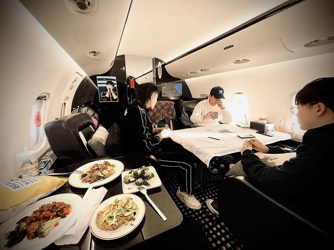 黄子韬又炫富?晒出私人飞机,机内摆设自恋,一块表就价值千万
