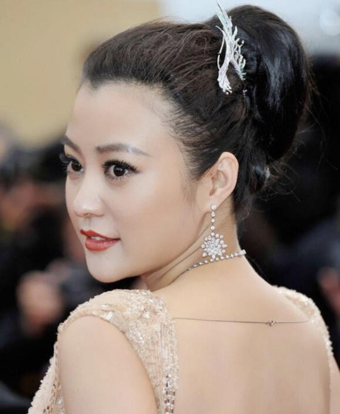 郝蕾的"富态"感太强,身穿黑色紧身裙高贵精致,气质出众