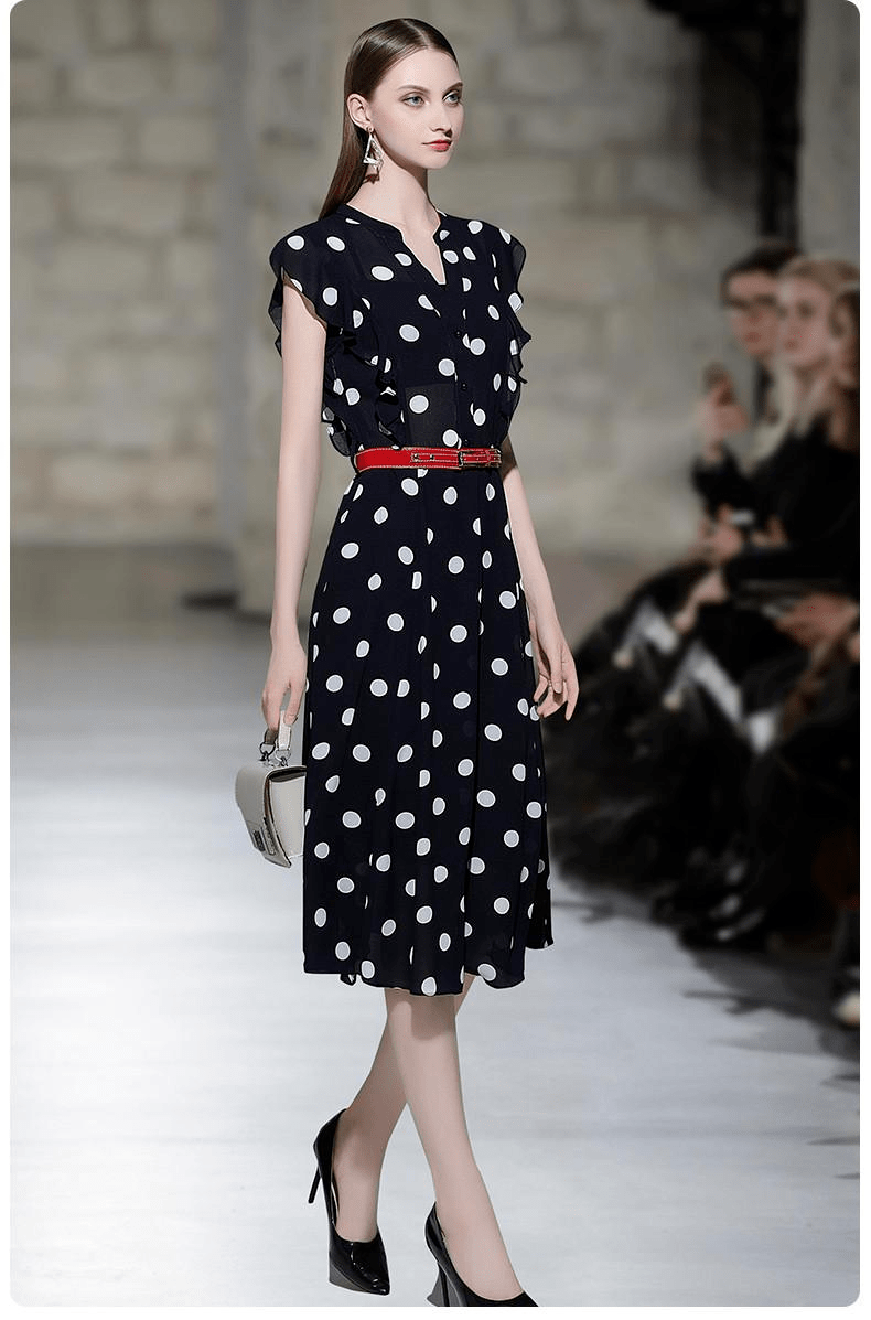 2,黄底绿波点少女连衣裙对于年轻的女孩子来说,波点元素中的俏皮属性