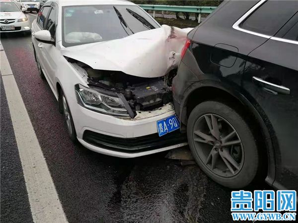 贵州这段高速上,前方缓行他不减速,撞飞面包车再追尾奥迪