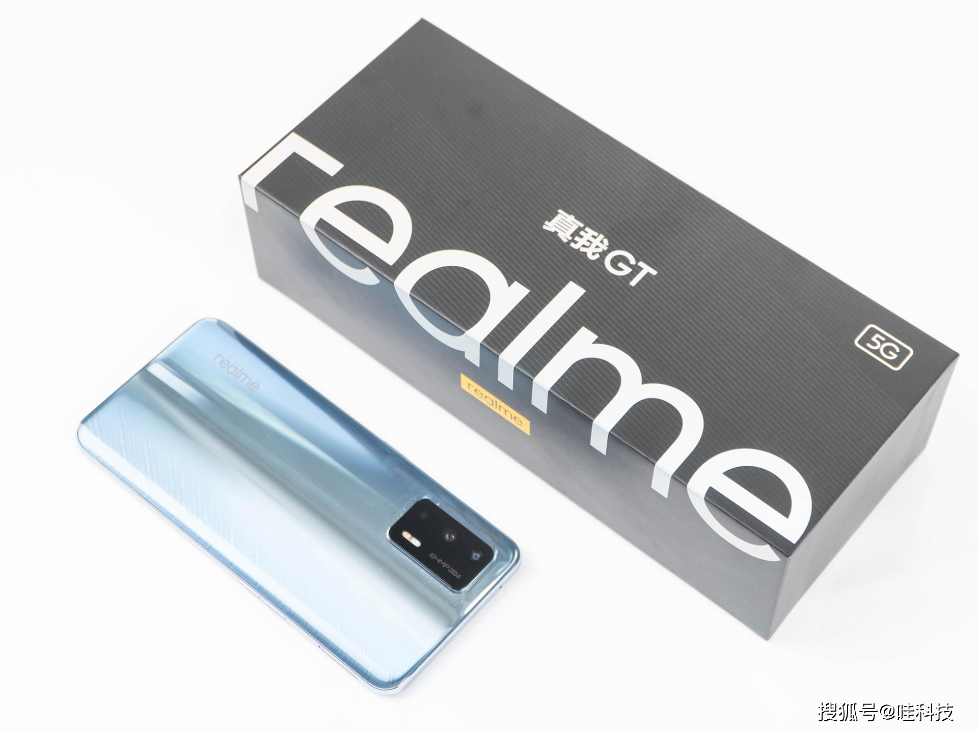 realme 真我gt手机整体的外观设计是比较前卫的,看到真我gt的第一眼