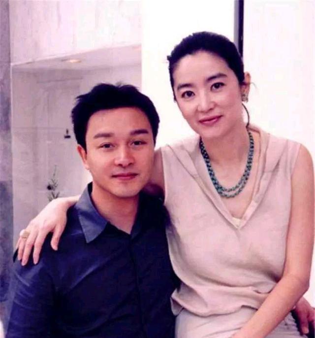 我们都知道白娘子的扮演者是赵雅芝,但其实张国荣也曾用京剧的形式