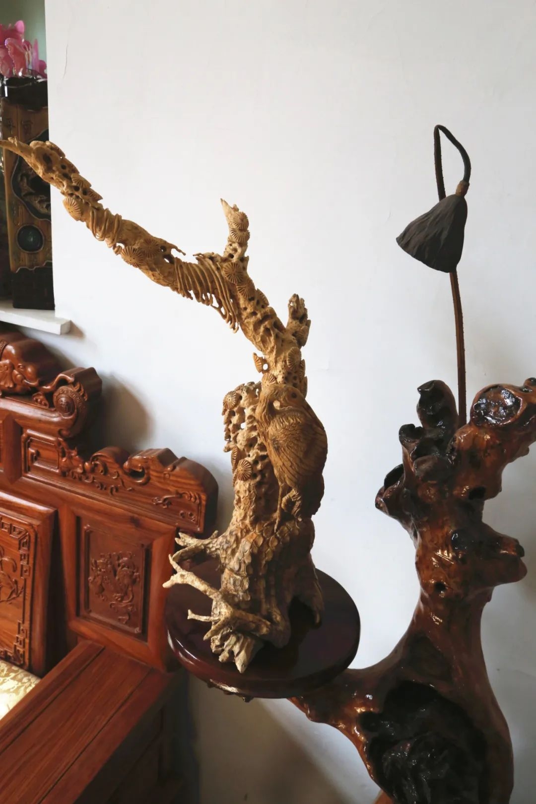 他告诉记者,根雕作品必须根据树根的形状去思考创作.