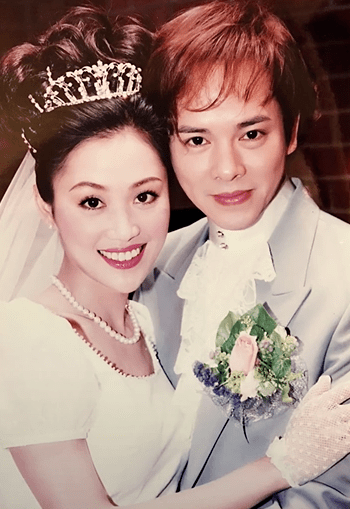 梁小冰结婚20年晒婚纱照，蔡少芬朱茵做伴娘，3人年轻时超水嫩