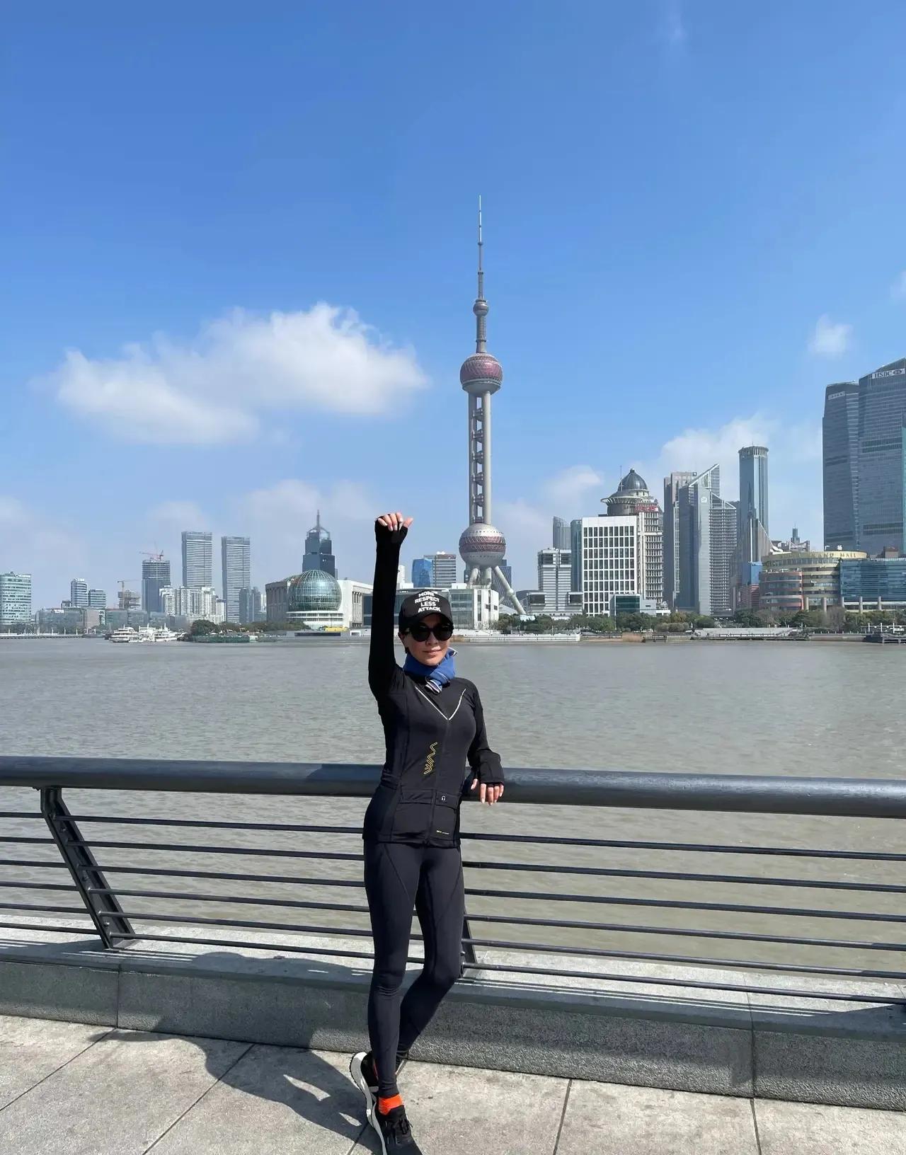 刘嘉玲晒跑步照引关注,身材气质完美不夸张,真有不老女神吗?_健身