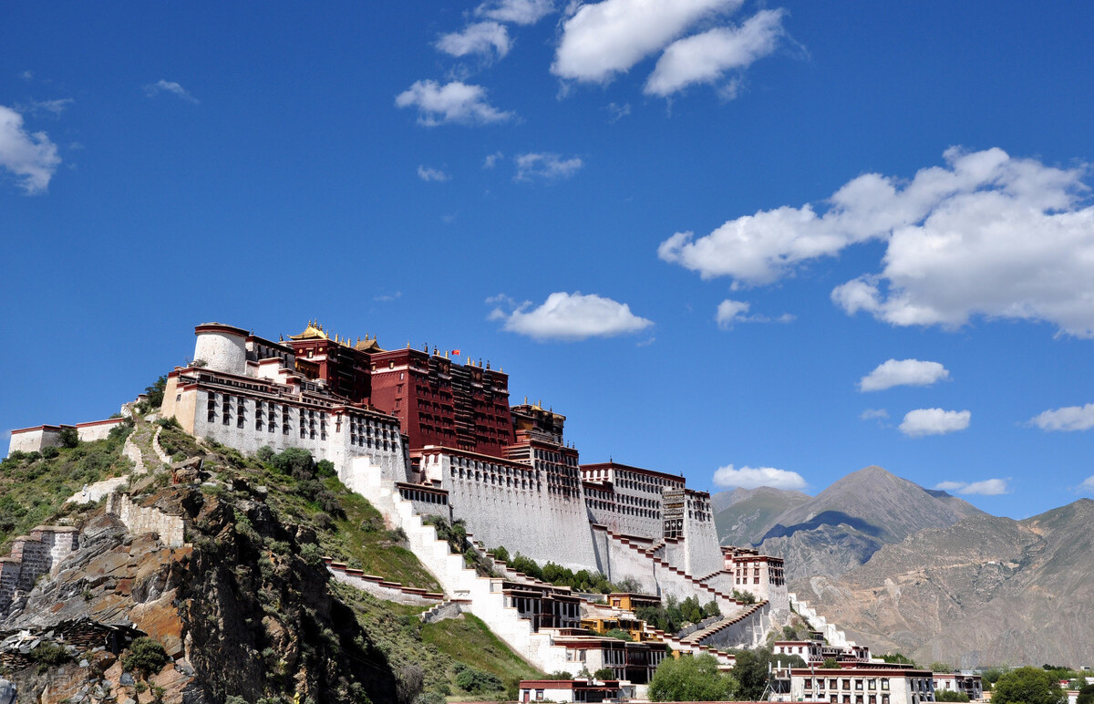 说到西藏，你不可能想不起来它以及它那令人仰望的高度,布达拉宫