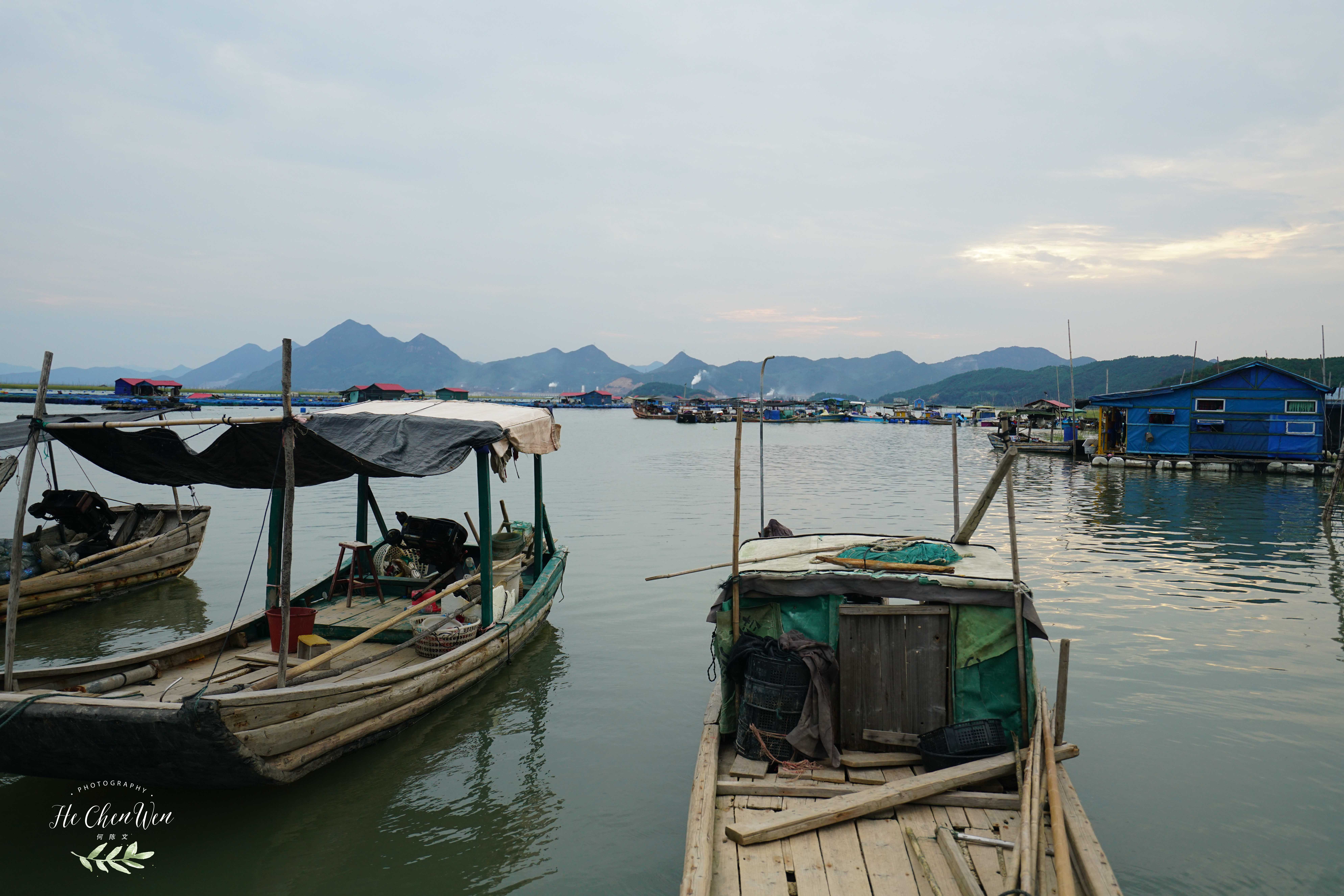 漂浮在海面上的村庄，被誉为中国水上威尼斯，家家户户靠船出行
