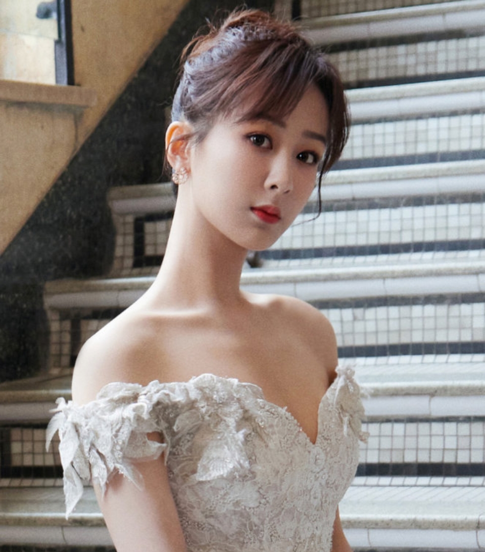 杨紫亮相电视剧品质盛典身穿白色长裙肩颈线优越