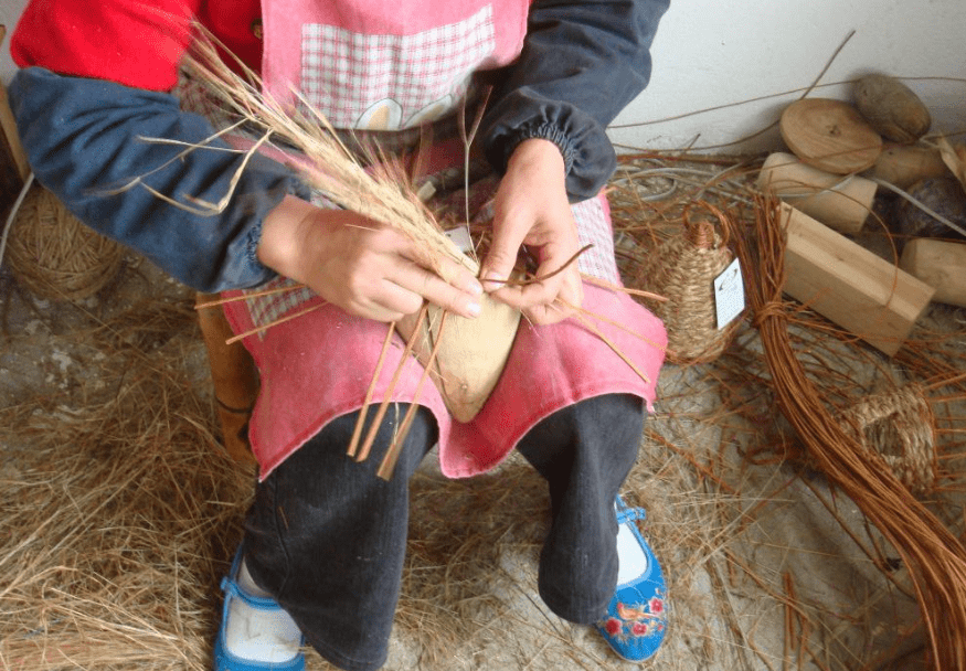 邹康,通过编草技艺也能致富