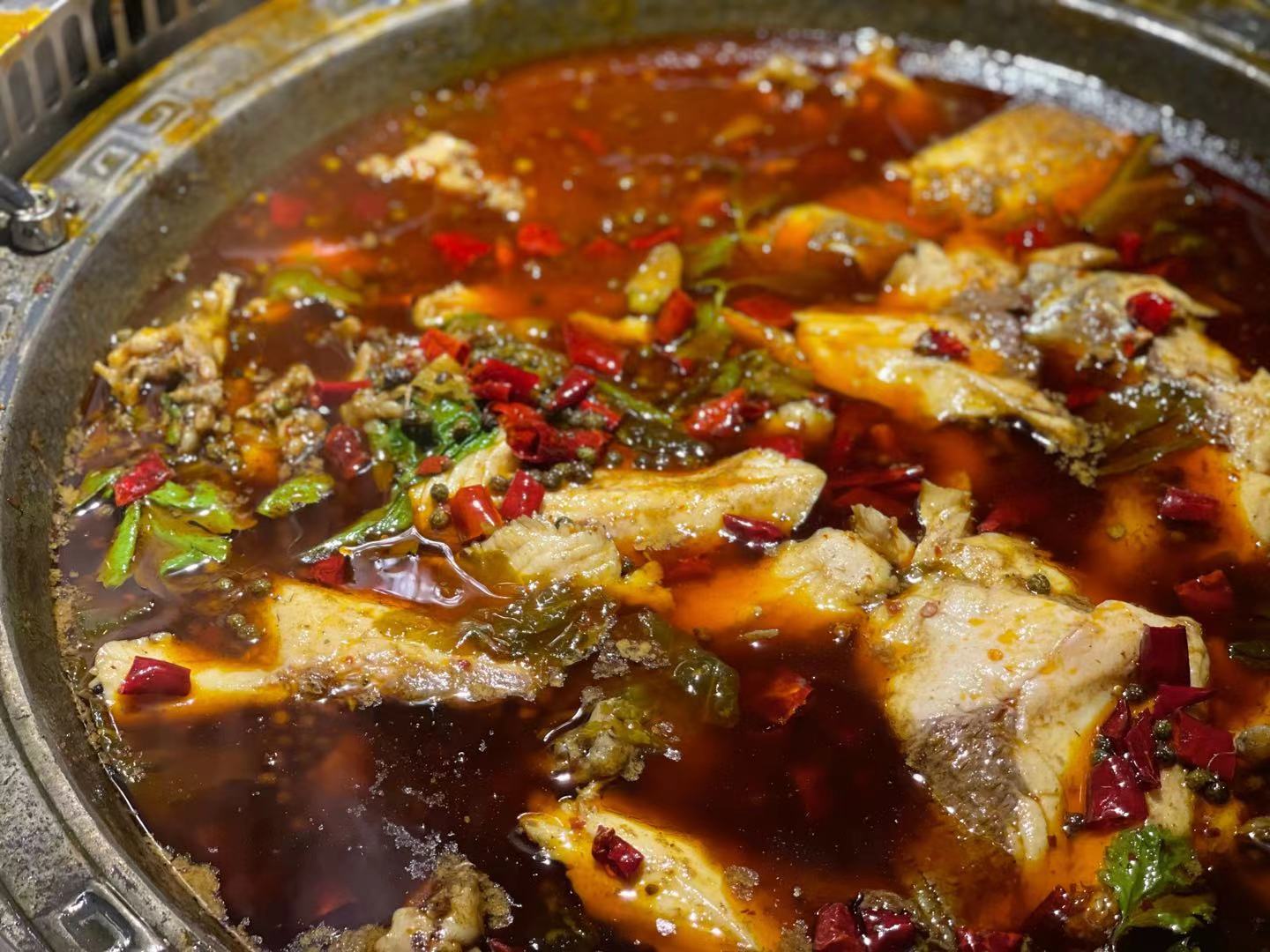 连续三年火爆成都街头现场炒锅底的火锅鱼开来厦门了_鱼肉