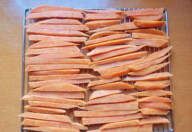 怎么晒地瓜干最简单最好吃 3d75848f98214945b621aef94fefd884.jpeg