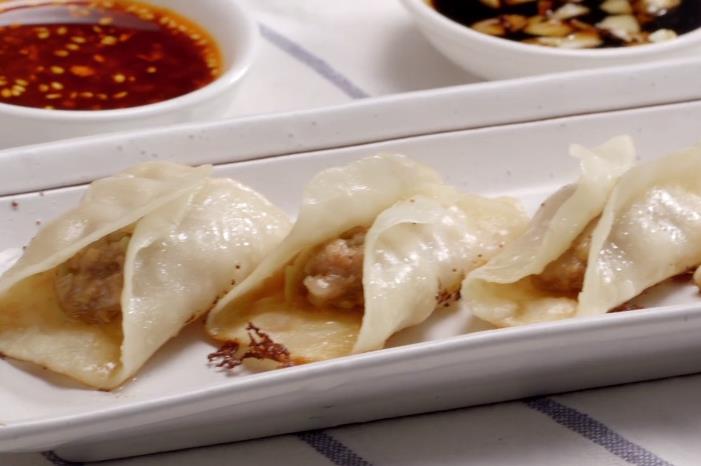 在家怎么做牛肉锅贴好吃 45eca82a008a4152b1d2642c9ef59b68.jpeg