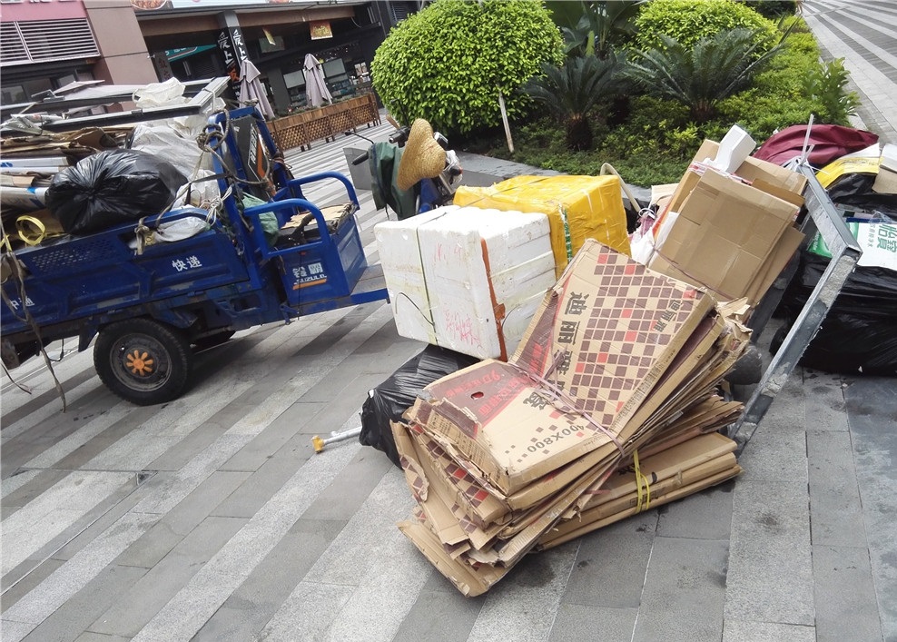 深圳生活在城中村的人每天靠回收纸皮为生简单满足