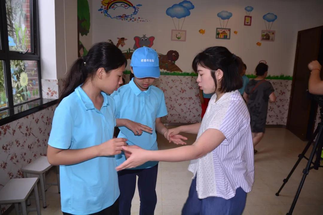 从师范学校毕业后,本应做一名特殊教育学校老师的我误打误撞踏进了