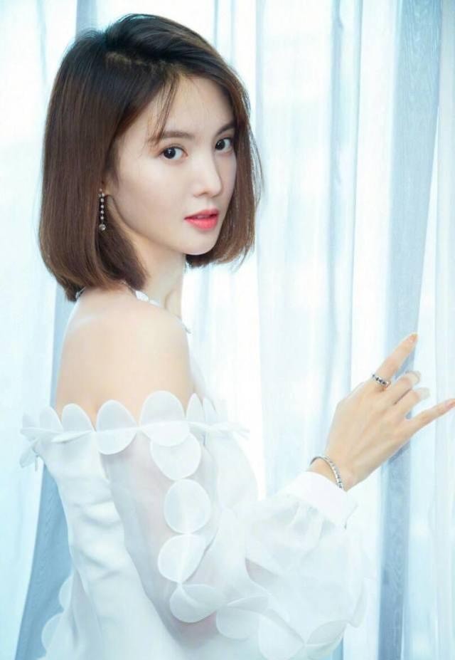 金晨脖子14cm上热搜引反感,明星营销身体,网友为何不买账?