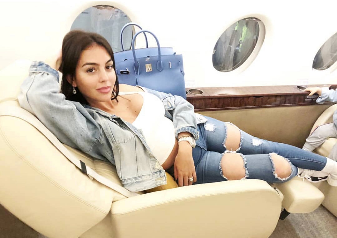 c罗女友在游艇晒照,一身名牌太抢眼,她的命太好了_乔治娜