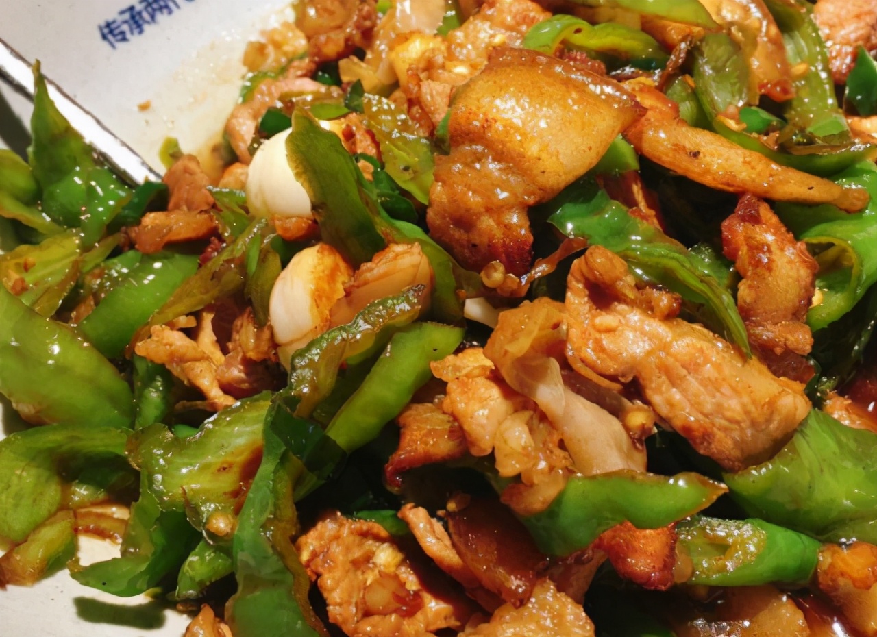 做辣椒炒肉 是先炒辣椒还是先炒肉 这么做才对 怎么吃都不会腻 味道