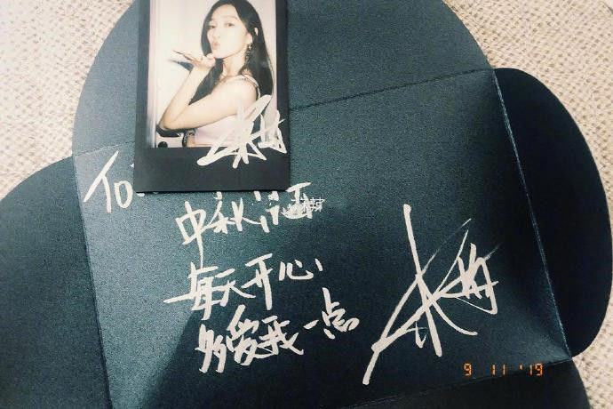 孟佳小学生字体炒作人设又翻车博主曝光孟佳早年签名吐槽她装嫩