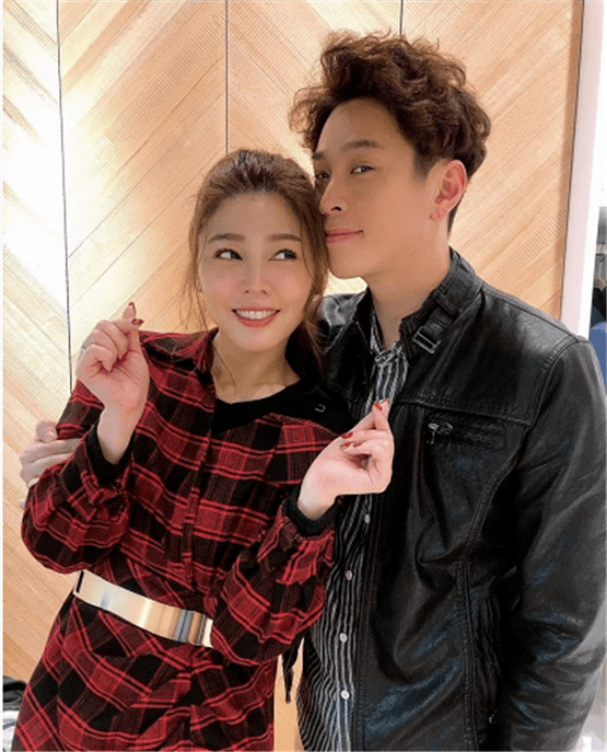 知名女星生下第4胎,宣布结扎封肚,小5岁老公全程陪伴超有爱_白家绮