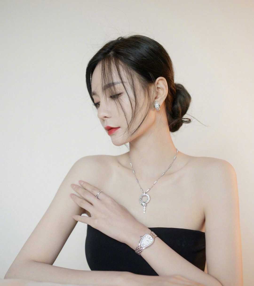 原创31岁的沈梦辰依然很少女穿粉色连衣裙搭配大波浪卷发减龄洋气
