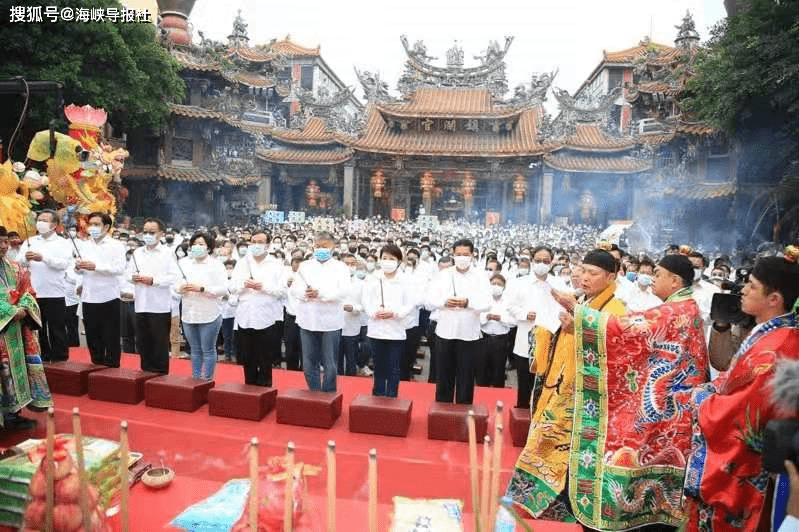 台湾举办祈雨法会 卢秀燕率官员跪拜两个多小时 台中