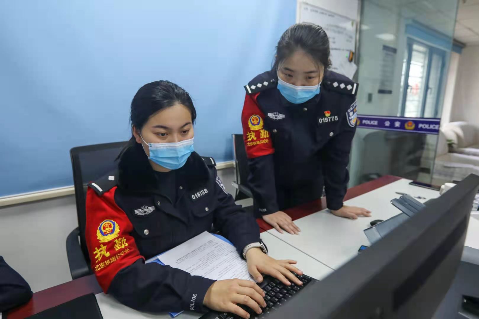 女民警柳宜茹和李思嘉是2018年入警的姐妹花,初来清河站派出所工作时