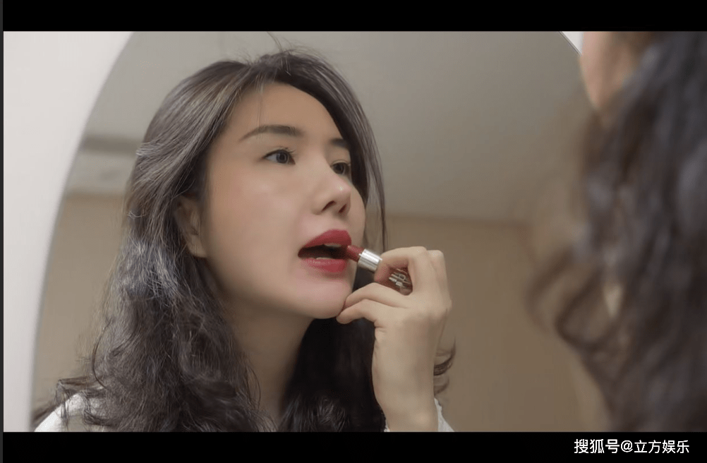 董花花独自过妇女节,张大奕进军美容行业,暗示粉丝去整容