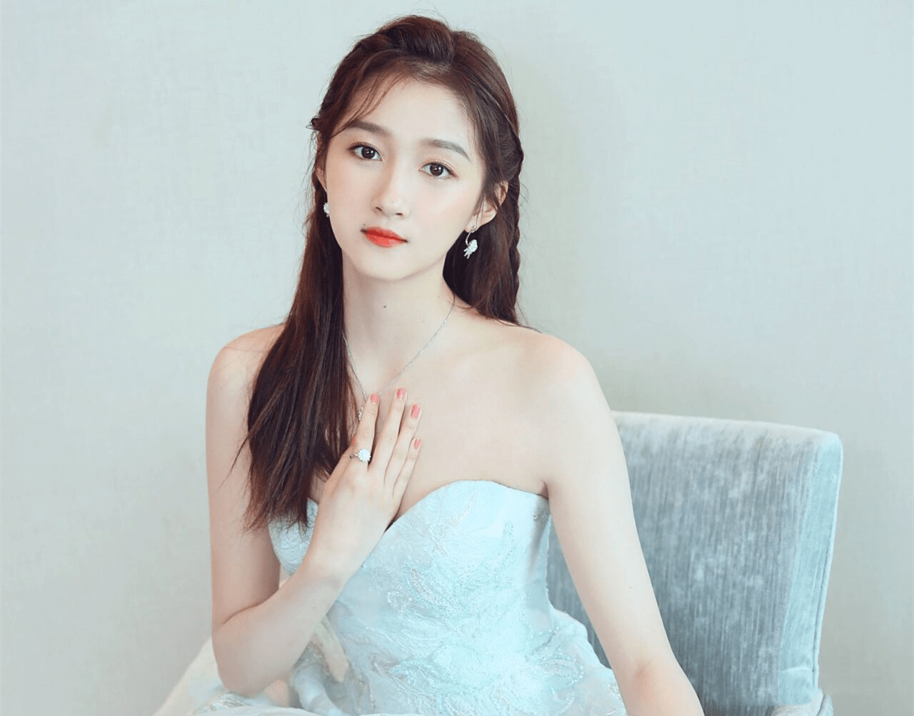 90后天才女神关晓彤因为和鹿晗的恋情经历全网黑如今成为人人羡慕的对