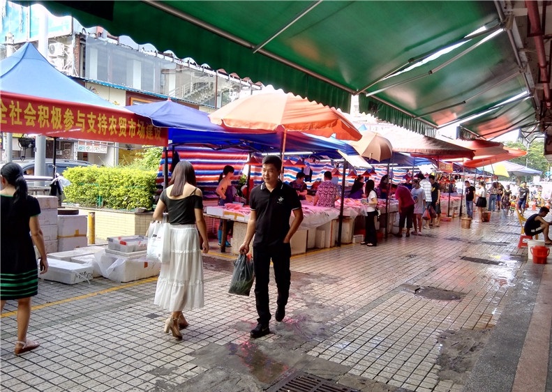 深圳龙华市场旁边的这条街全是海鲜类水产品好大腥味