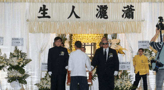 原创香港巨星丧礼的扶灵人:谢霆锋为梅艳芳捧遗像,刘德华扶灵过两次