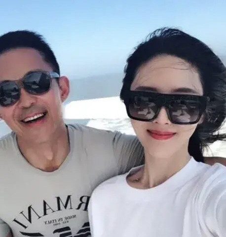 沈蓉为他放弃事业,潘雨辰为他生子,50岁娶小20岁王瑞