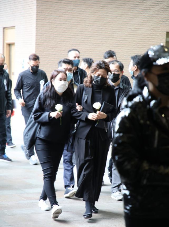 吴孟达出殡现场曝光儿子吴韦仑看着父亲化为轻烟情绪低落咬牙