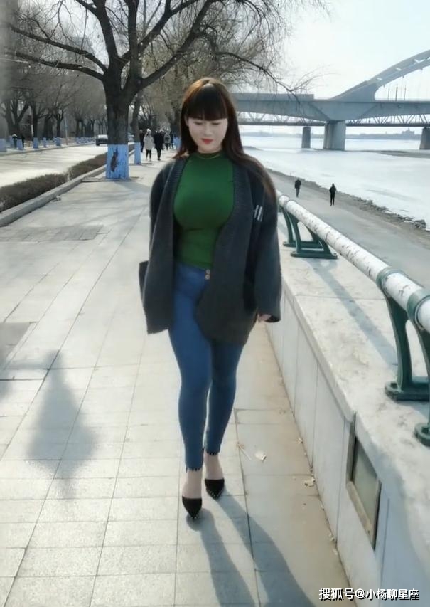 户外怎么穿搭女_拍照姿势怎么摆女户外(2)