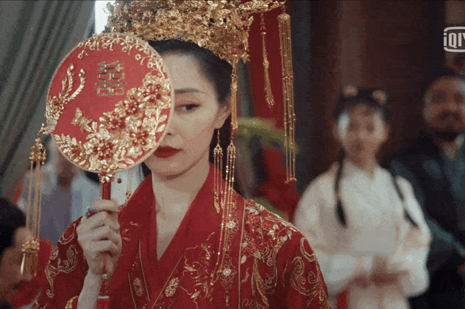 和《伪装者》中,身穿旗袍,温婉知性的于曼丽不同,《赘婿》里的宋轶,一