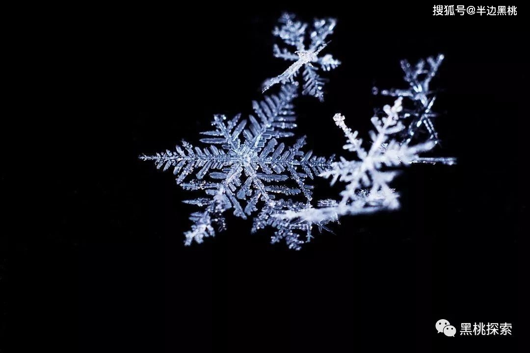 我们都熟悉美丽的六边形雪花,这种雪花反映了水冰晶体中氧原子的