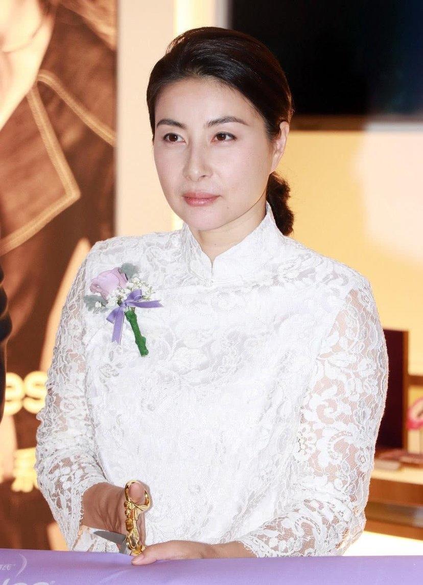 豪门太太郭晶晶衣品在线黑色皮衣搭半身裙亮相优雅大气