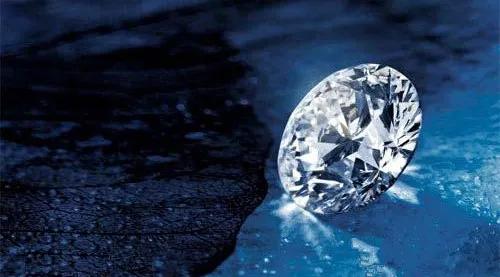 无色,梨形琢刻形状,原产于南非,是一颗极优质的净水钻,原钻石重83