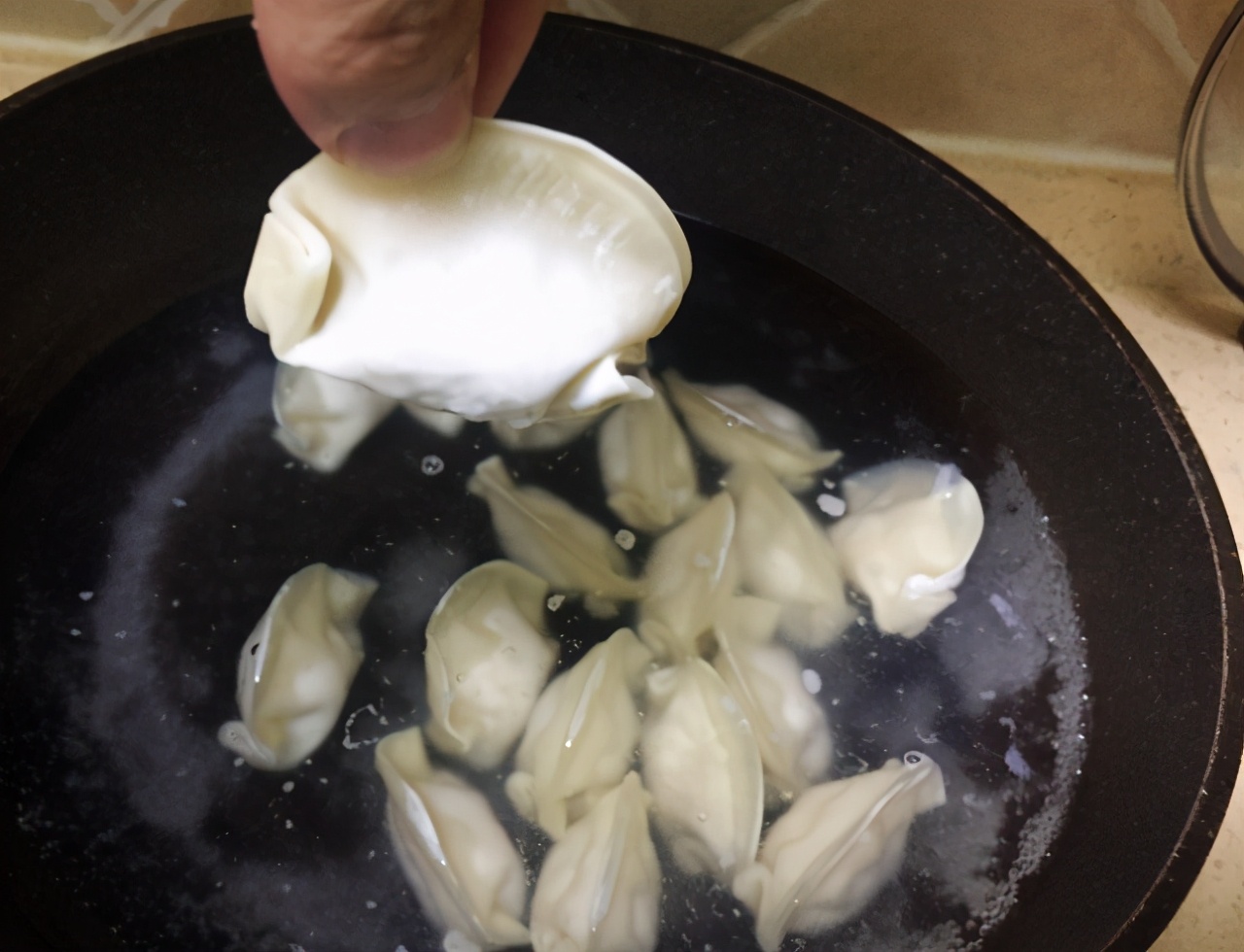 煮冻饺子水开直接下锅是大忌学会这3招不破皮也不开裂