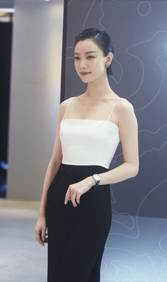 原创倪妮因为后背上热搜正面看更明艳动人越简单的裙子越有魅力