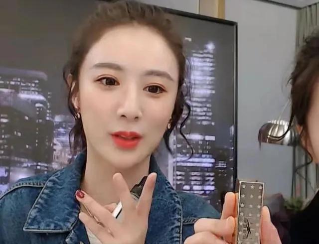 薇娅膝盖做缝合手术躺病床上自拍颜值能打透露直播暂时搁置