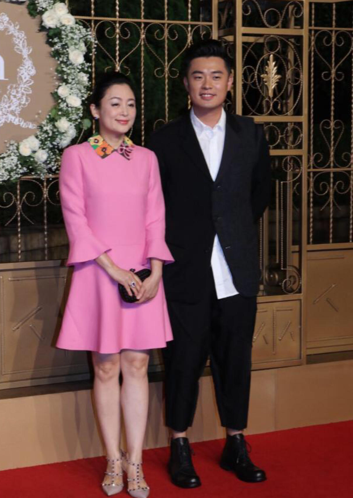 53岁陈红老得很精致穿少女粉裙还配小花领与陈赫同框如姐弟