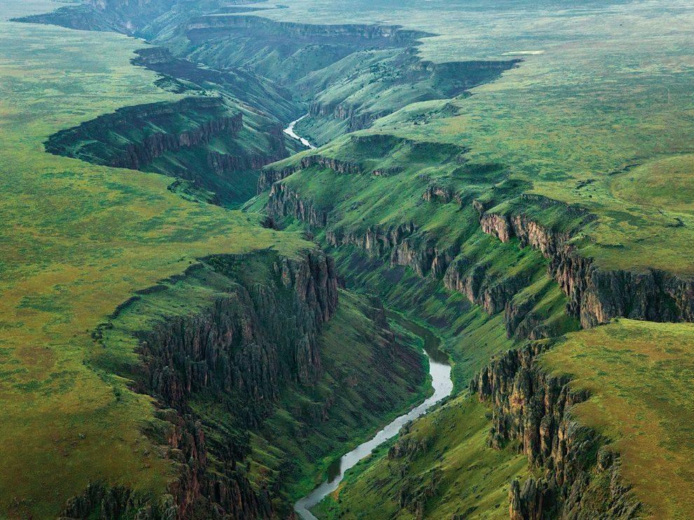 1700多千米的东非大裂谷，气势宏伟景色壮观，边上活火山为其增添一抹神秘色彩