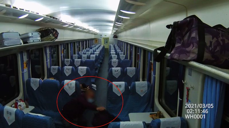 3月5早晨5时许,k824次列车上,睡梦中醒来的孙先生从座位上起身前往