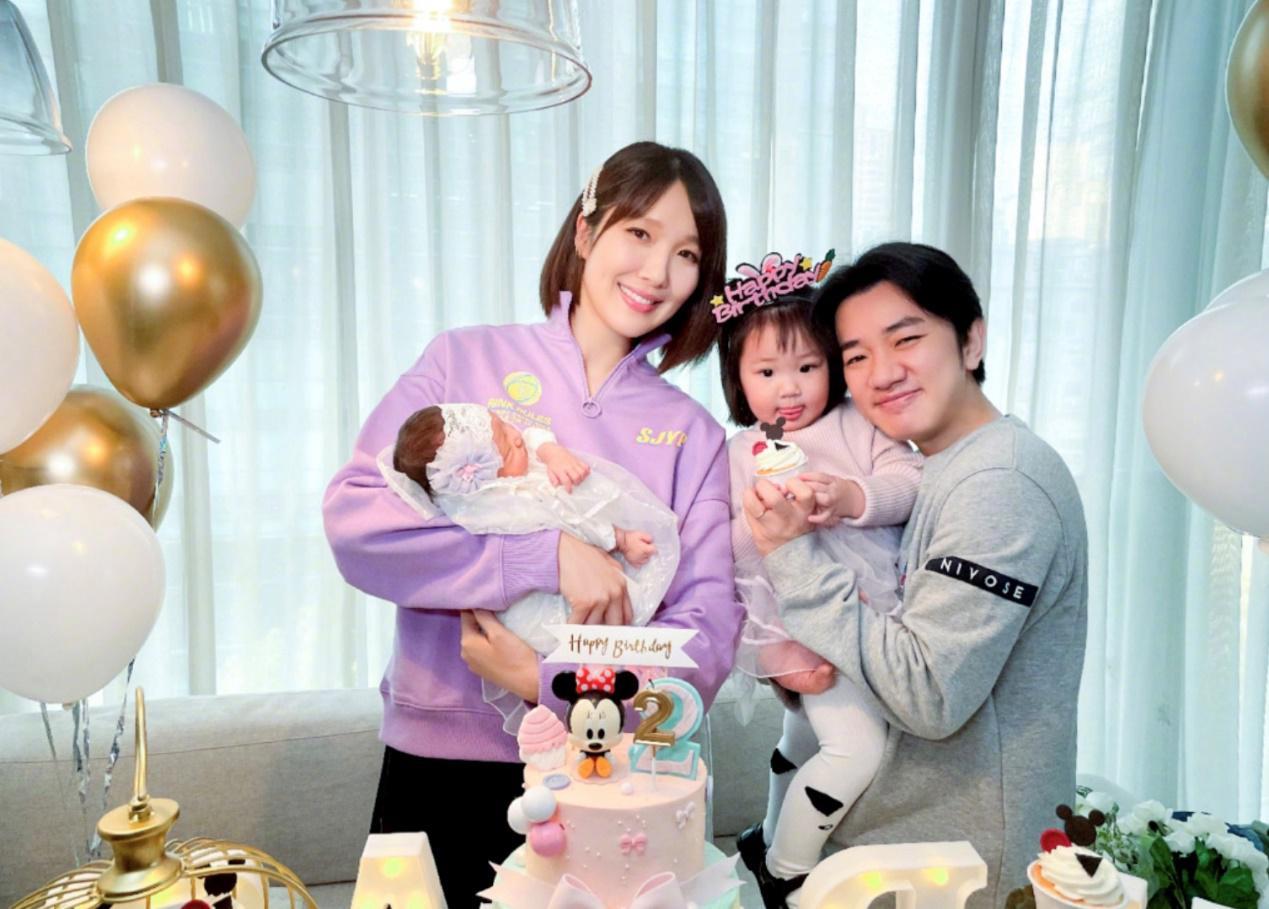 原创王祖蓝晒全家福为小女庆祝百日看到姐姐的照片李亚男表示仿佛又