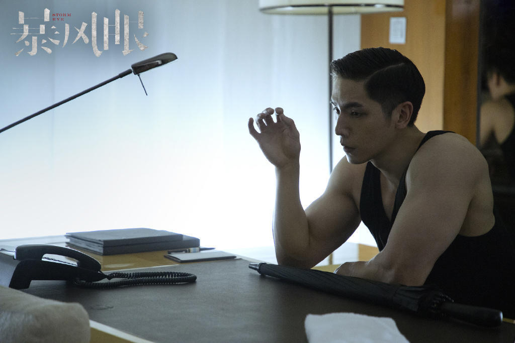 《暴风眼》:剧中两个重要"间谍",一个因爱改变,一个坠入深渊