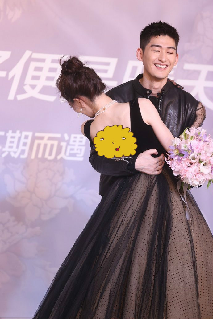 原创徐璐新戏发布会穿波点裙甜美身材骨感张翰半个胳膊就能揽住腰