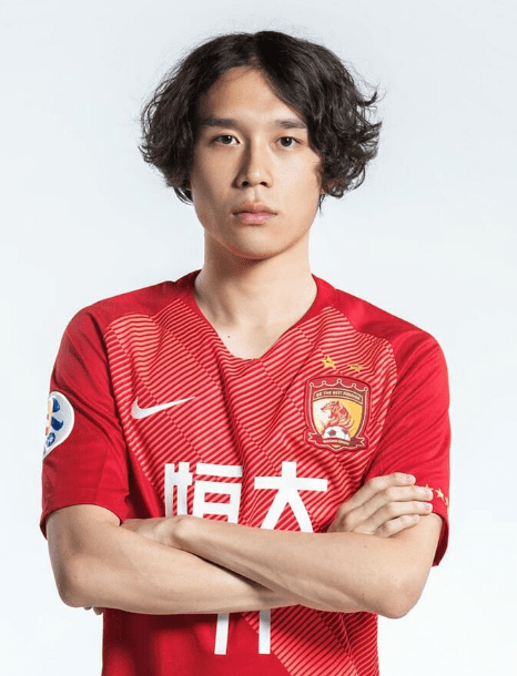 事实上,去年3月份冬训期间,高拉特就穿上了金英权穿过的28号球衣,可是